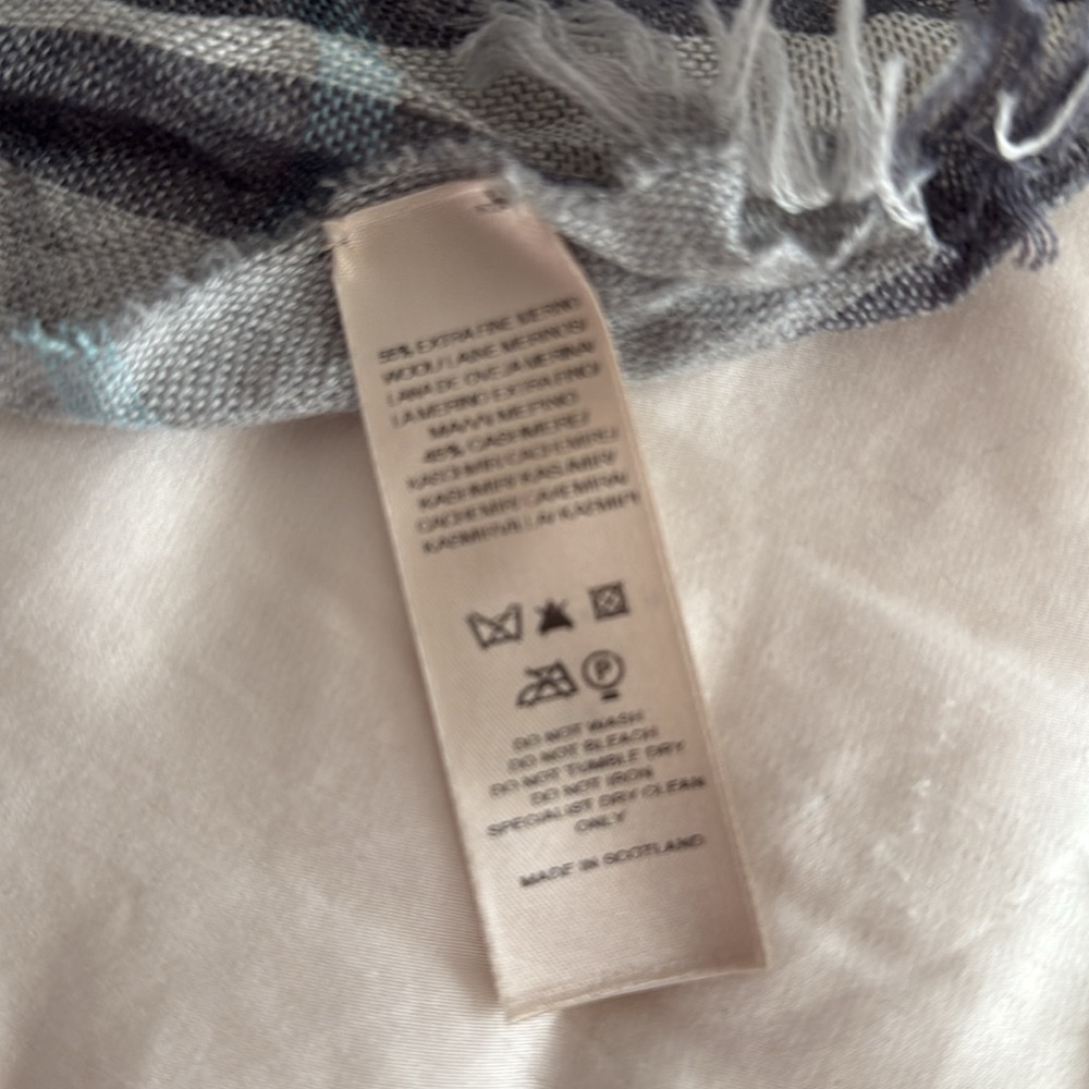 Burberry Crinkle Scarf - Picture 3 of 4